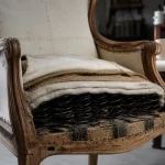 Rénovation fauteuil Voltaire : ressorts et garnissage visibles