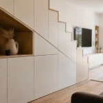 Design sur mesure sous-pente : dressing et meuble TV intégrés