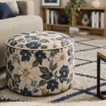 pouf tapissier salon rond bleu nuit et crème, près du canapé beige